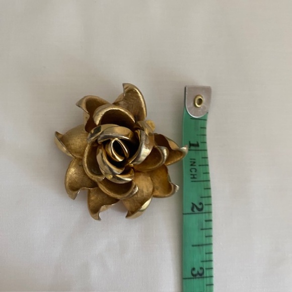 Vintage 1960's Brushed & Shiny Gold Tone Rose Flower Brooch - Picture 5 of 6